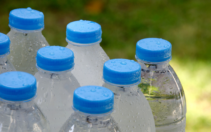 Análises identificam que garrafas de água mineral foram adulteradas após saírem da fábrica - Portal e-food | Tudo sobre Segurança de Alimentos